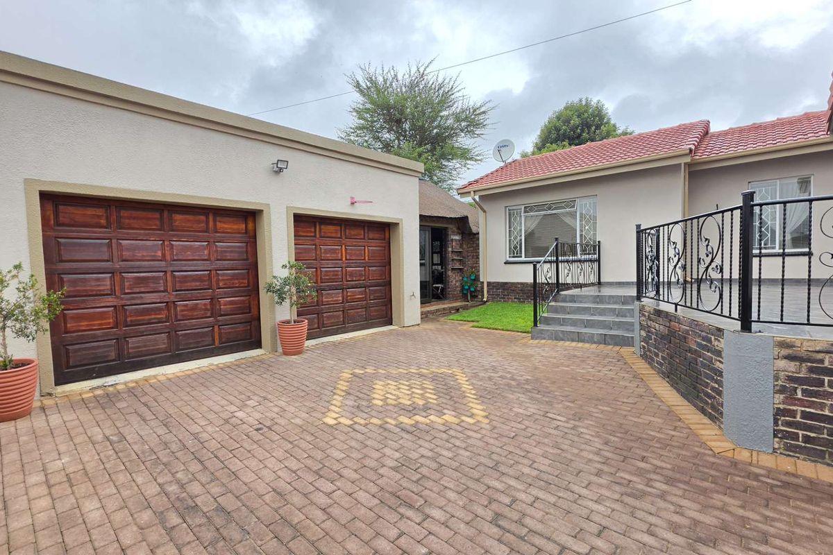 3 Bedroom House for Sale in South Crest - Photo 3