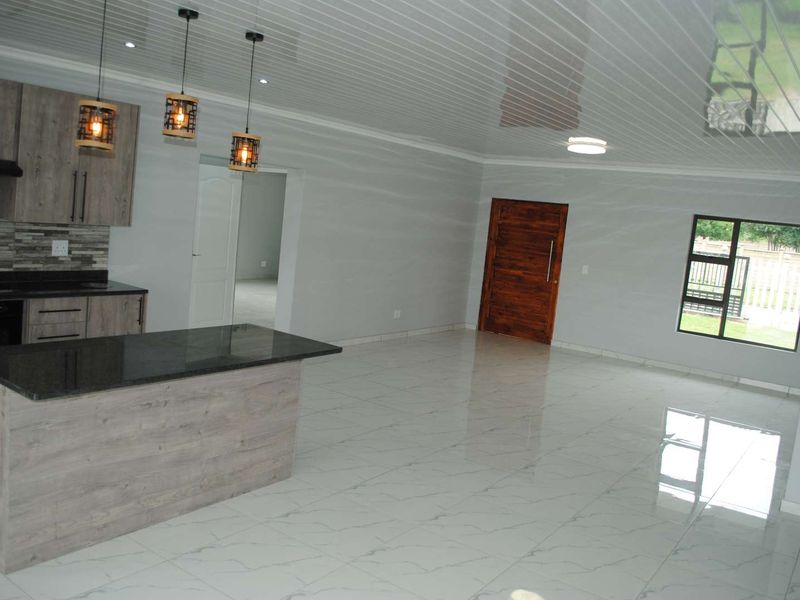 Modern Lovely newly Built home in the center of Riversdal - Photo 5
