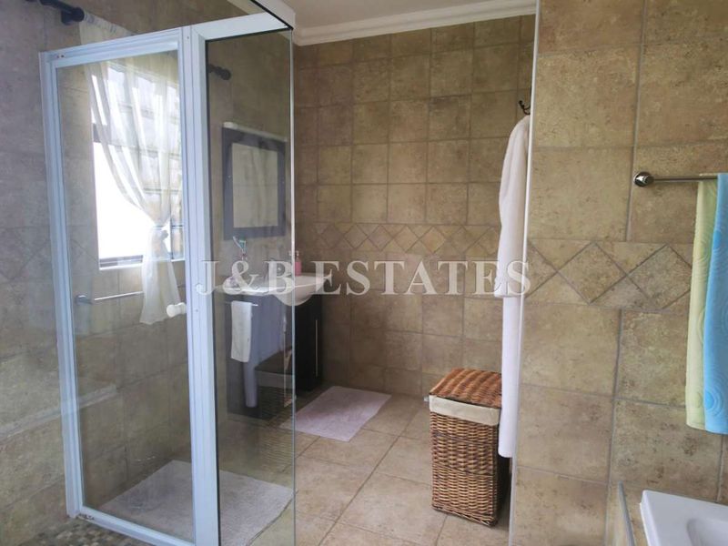 Luxury 3-Storey Townhouse - Photo 7