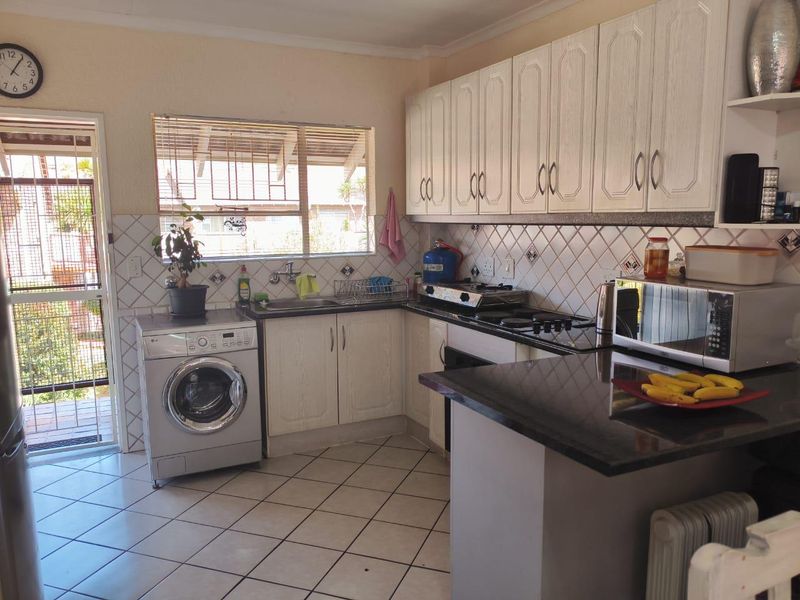 2 Bedroom first floor unit for the young professional, Great complex - Photo 3