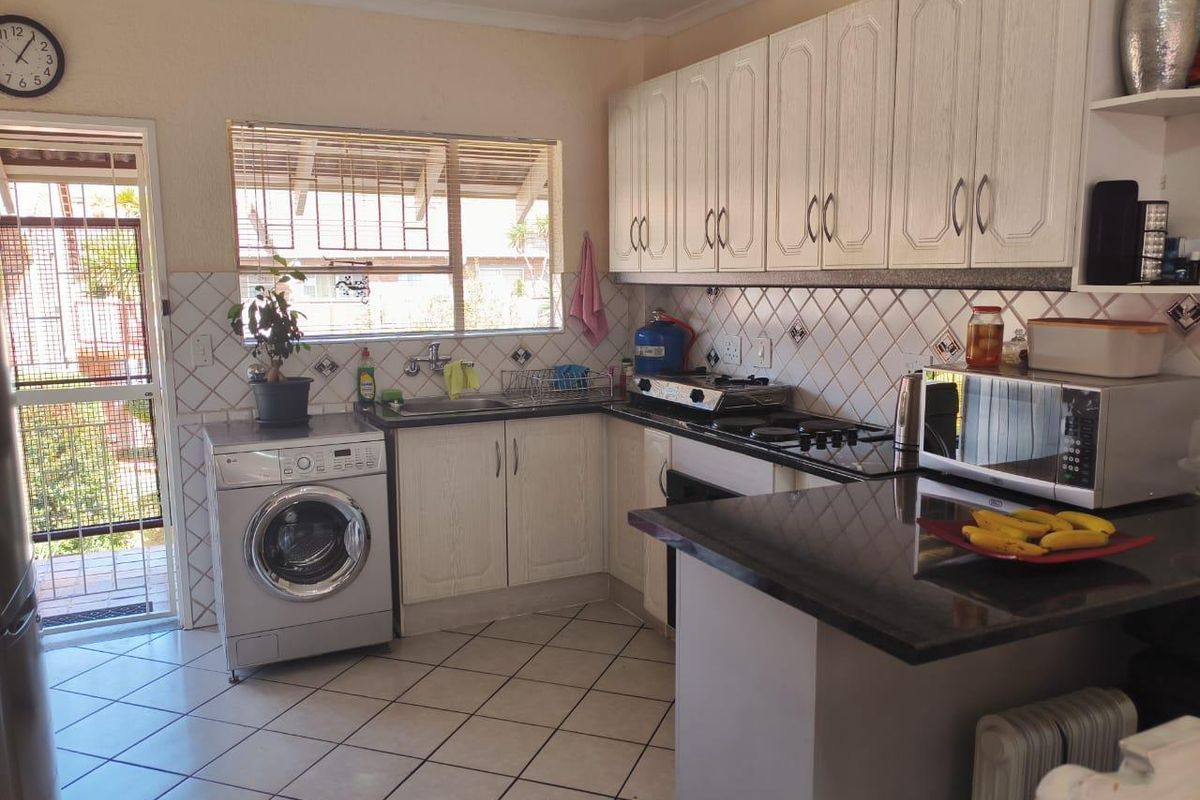 2 Bedroom first floor unit for the young professional, Great complex - Photo 3
