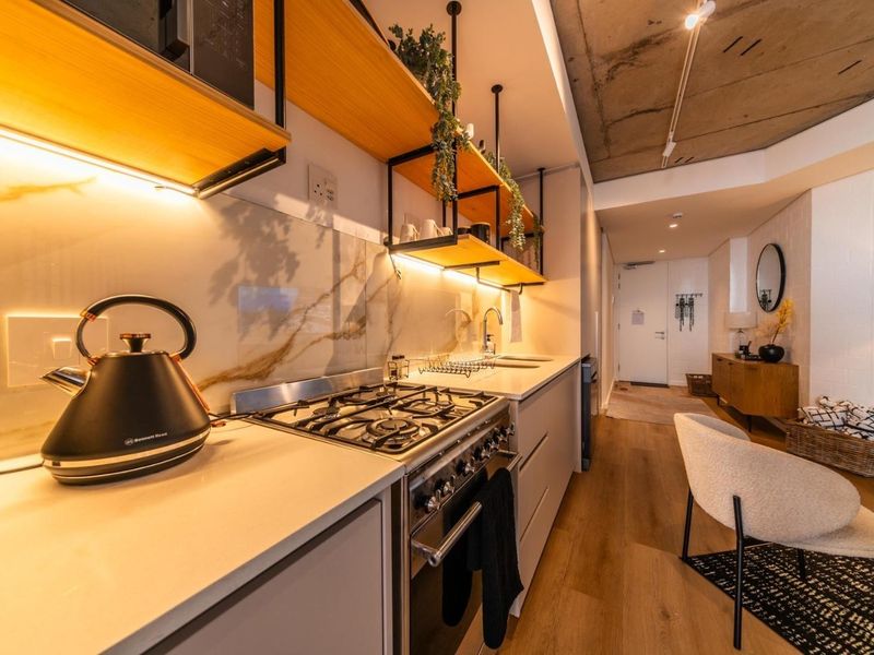Modern Industrial-Chic Apartment with Ocean Views in Sea Point - Photo 3