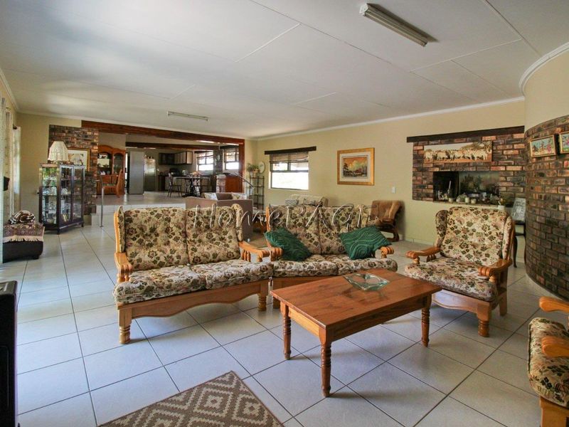 Otjiwarongo.:  Beautiful and neat 5 Bedroom Home on the outskirts of Town - Photo 4