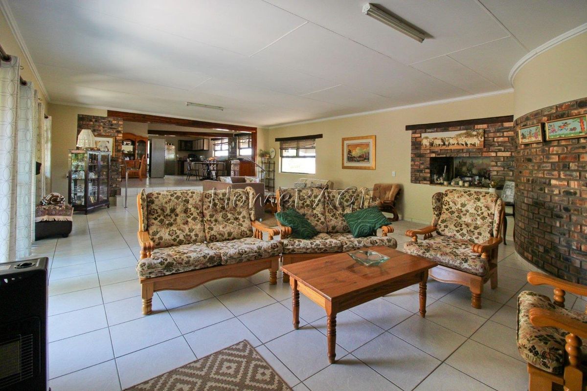 Otjiwarongo.:  Beautiful and neat 5 Bedroom Home on the outskirts of Town - Photo 4