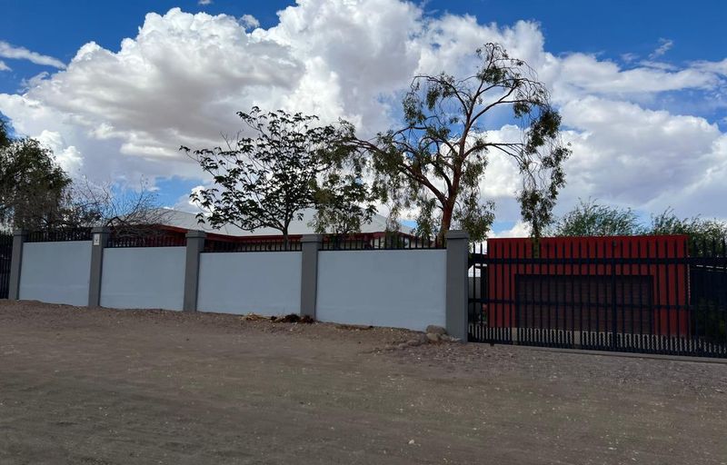 Main House & Flat: Perfect for Extended Family Living