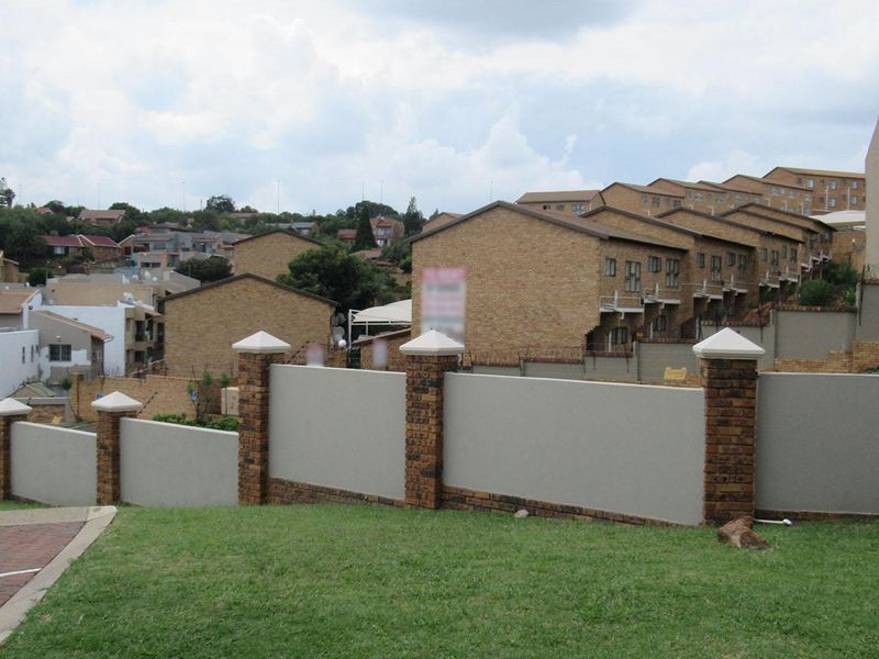 Charming 2-Bedroom with Patio in Prime Location!" - Photo 2