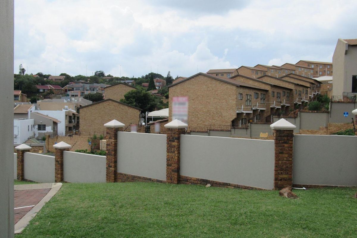 Charming 2-Bedroom with Patio in Prime Location!" - Photo 2