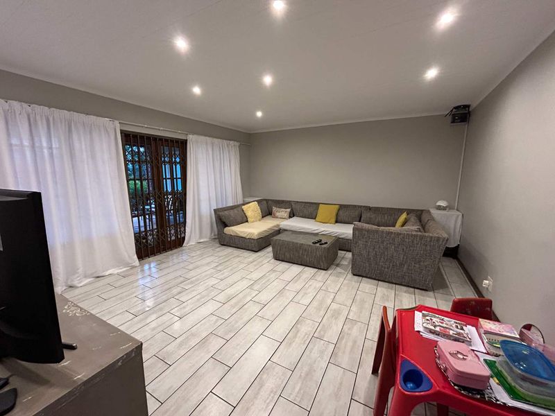 Charming 3-Bed Home: Comfort & Convenience Await! - Photo 3