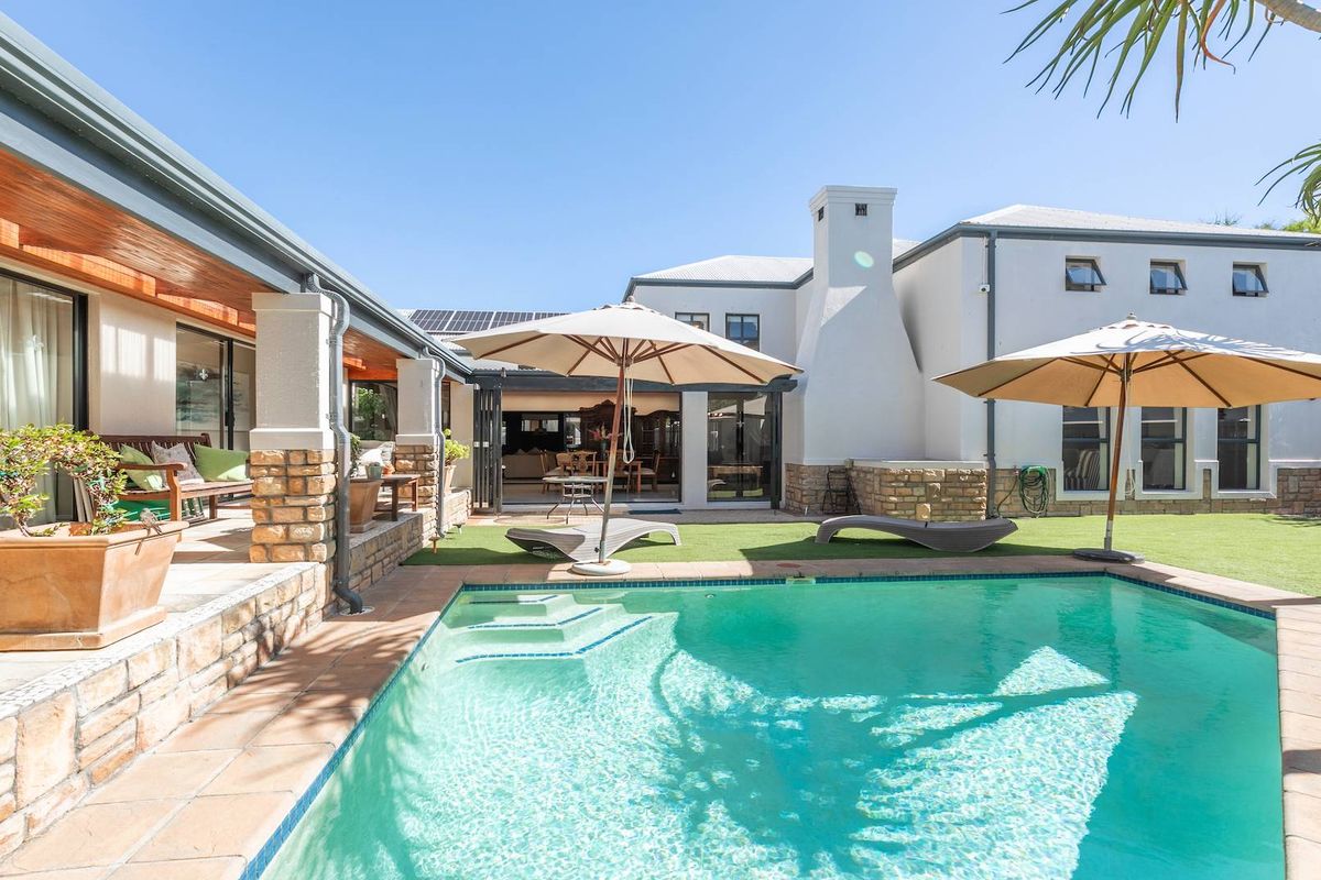 Spacious and Versatile Property with Ample Accommodation - Photo 2