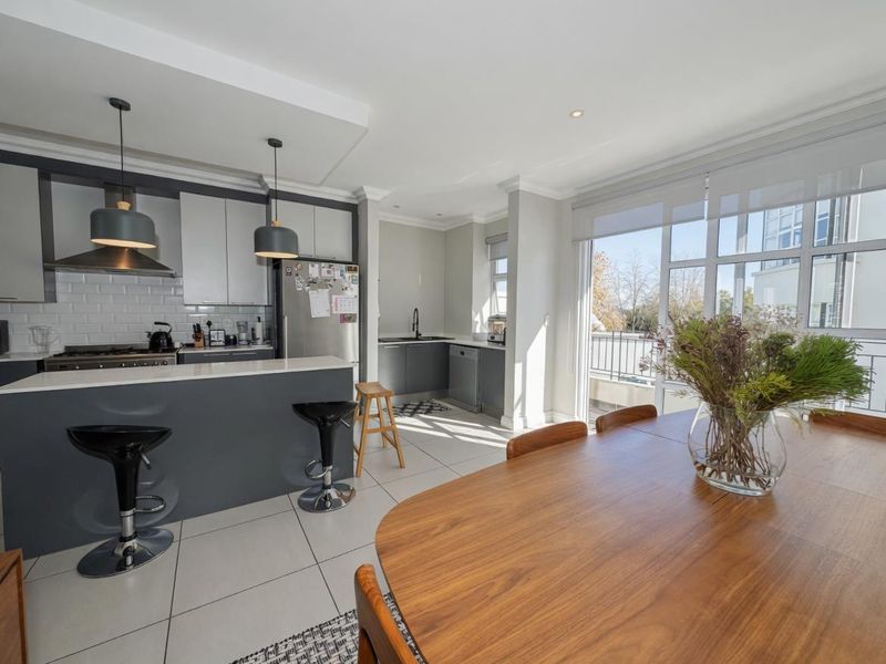 GORGEOUS 3 BEDROOM LONDON STYLE APARTMENT FOR SALE IN BRYANSTON!!!! - Photo 2