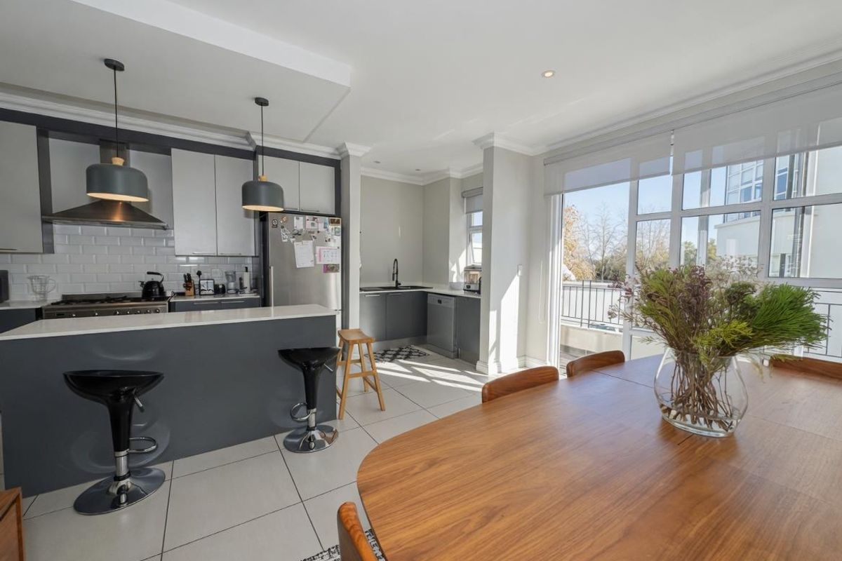 GORGEOUS 3 BEDROOM LONDON STYLE APARTMENT FOR SALE IN BRYANSTON!!!! - Photo 2