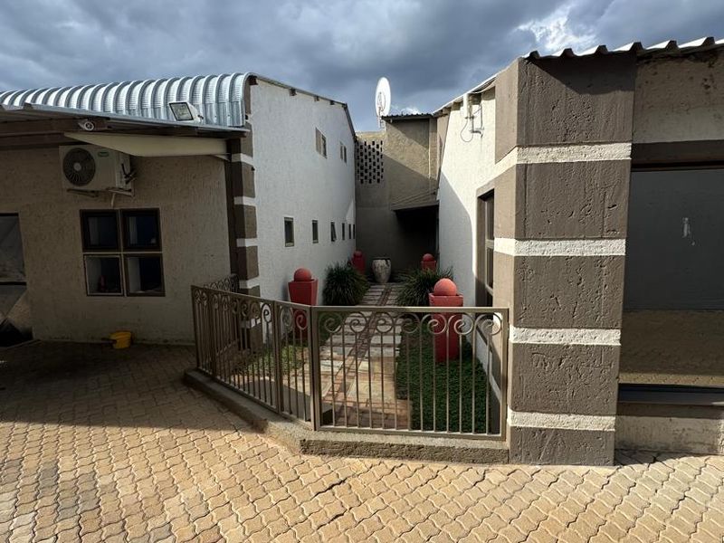 🔥 FOR SALE: 2 Warehouses + 3-Bed House on a 3 040 m2 Erf (CC Sale) 🔥 - Photo 4