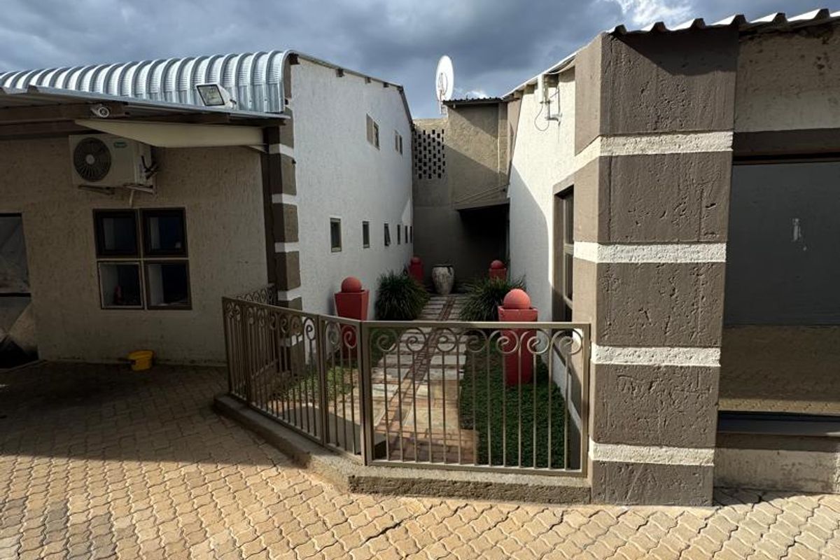 🔥 FOR SALE: 2 Warehouses + 3-Bed House on a 3 040 m2 Erf (CC Sale) 🔥 - Photo 4