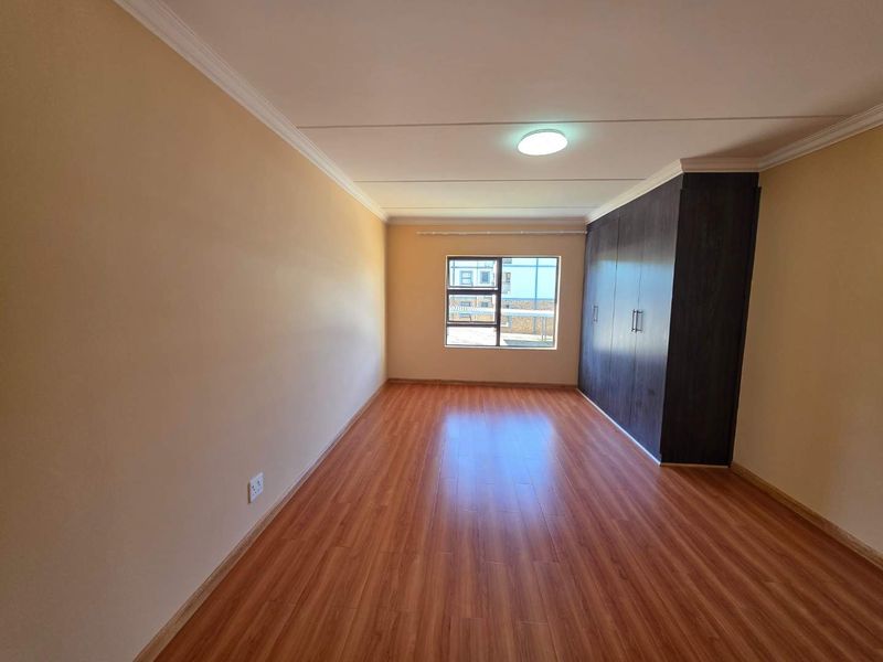 Stylish Upstairs Unit: Modern, Spacious, and Secure - SERIOUS SELLER!! - Photo 10
