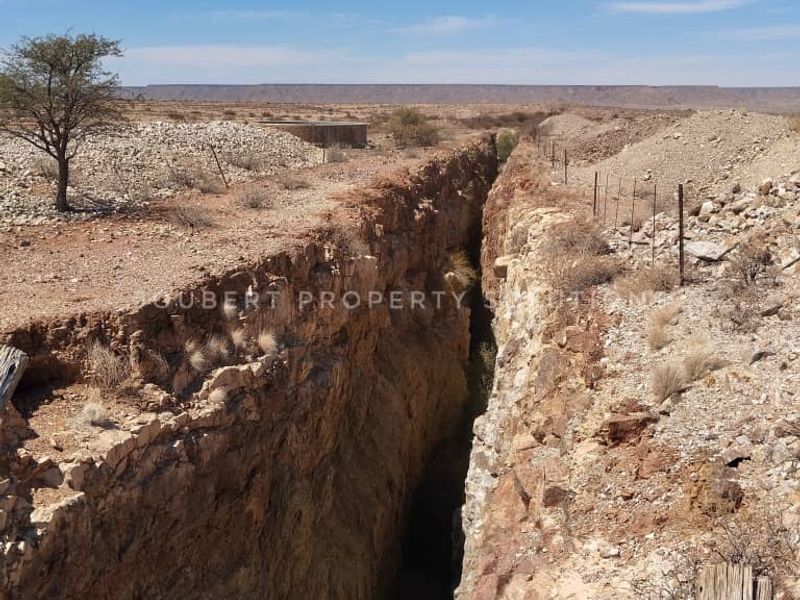 BEAUTIFULL HUNTING / LIVESTOCK / MINING FARM FOR SALE IN THE SOUTH OF NAMIBIA – ARIAMSVLEI DISTRICT - Photo 2