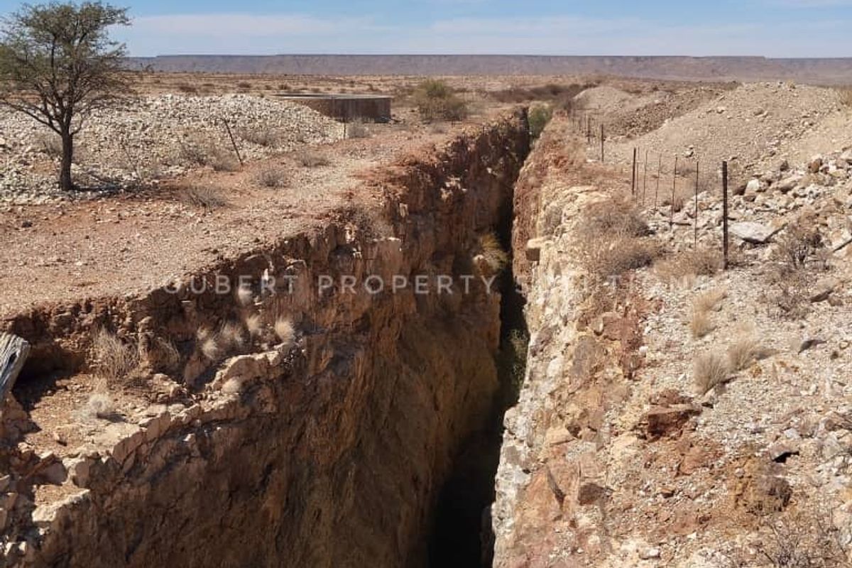 BEAUTIFULL HUNTING / LIVESTOCK / MINING FARM FOR SALE IN THE SOUTH OF NAMIBIA – ARIAMSVLEI DISTRICT - Photo 2