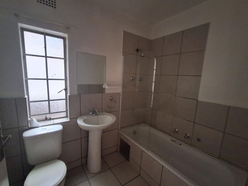 PET FRIENDLY, PRIVATE GARDEN DOWNSTAIRS UNIT - VILLA MOURA - Photo 10