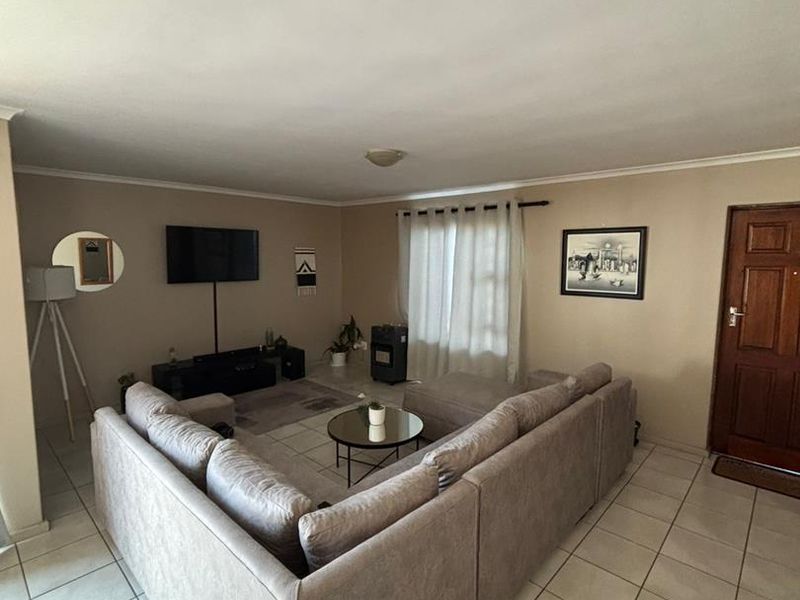 Stunning 3 Bedroom Family Home in a Secure Estate – A True Gem! - Photo 5