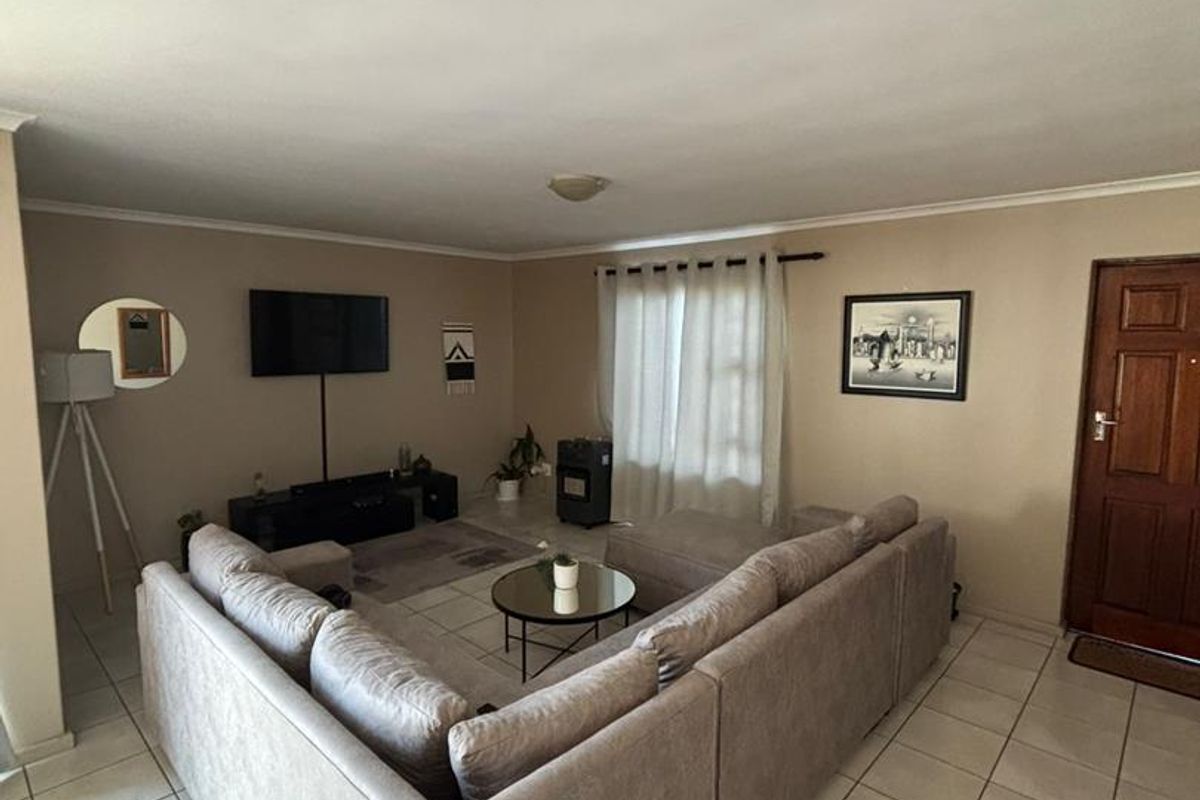 Stunning 3 Bedroom Family Home in a Secure Estate – A True Gem! - Photo 5