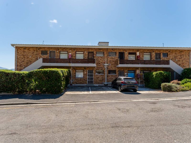 Sunny apartment with sea views overlooking Roman Rock Lighthouse - Photo 3