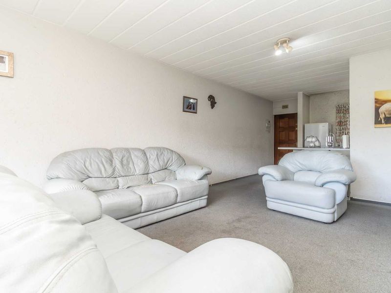 3 bedroom apartment in the leafy heart of Paulshof - Photo 5