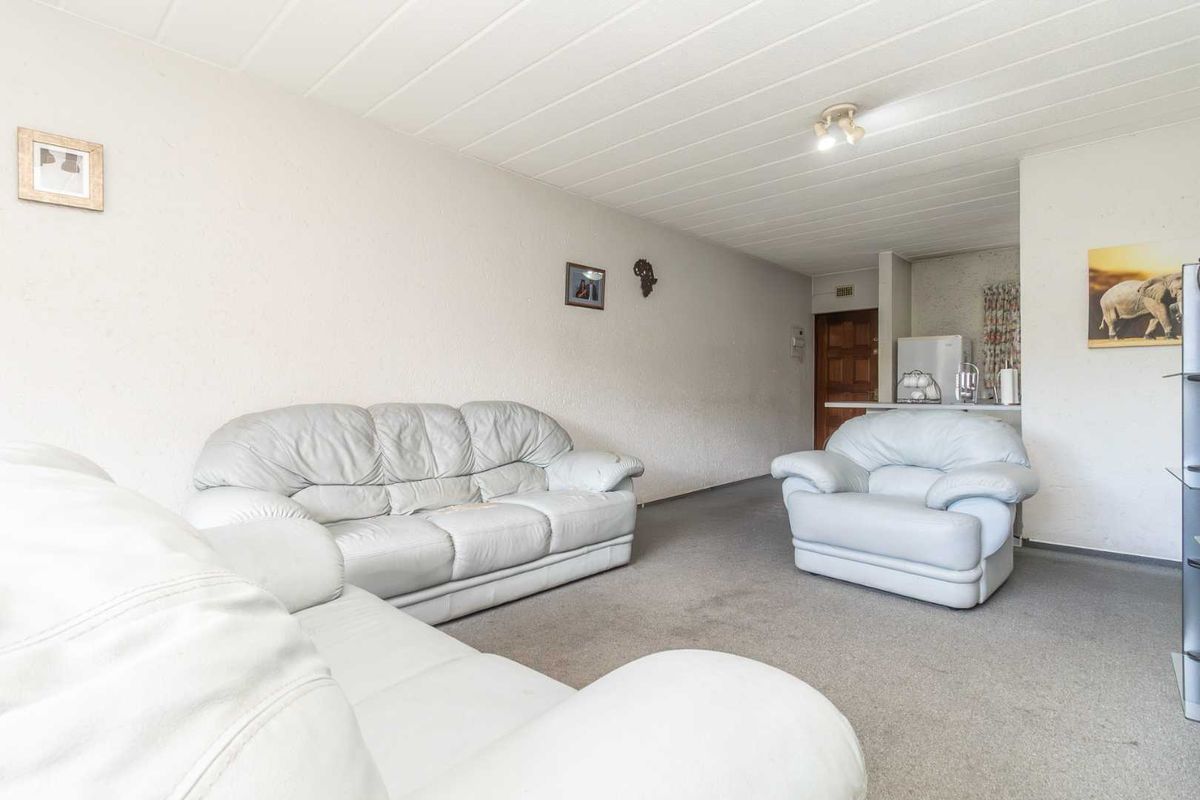 3 bedroom apartment in the leafy heart of Paulshof - Photo 5