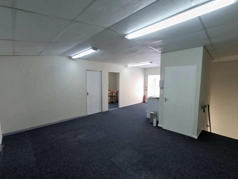 MINI WAREHOUSE/OFFICES TO LET - MONTAGUE GARDENS - Photo 9