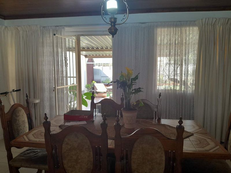 Well maintained 4 Bedroom Family Home - Photo 8