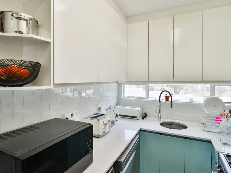 Stylish 2 Bed, 1 bath apartment for sale in Bryanston - Photo 3