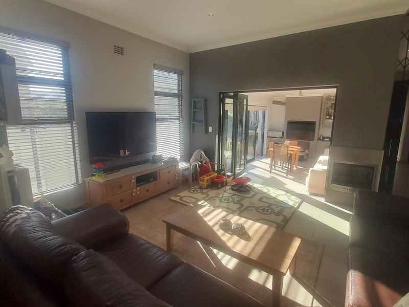 Entertain in Style: Open-Plan Living & Dedicated Braai Room - Photo 4