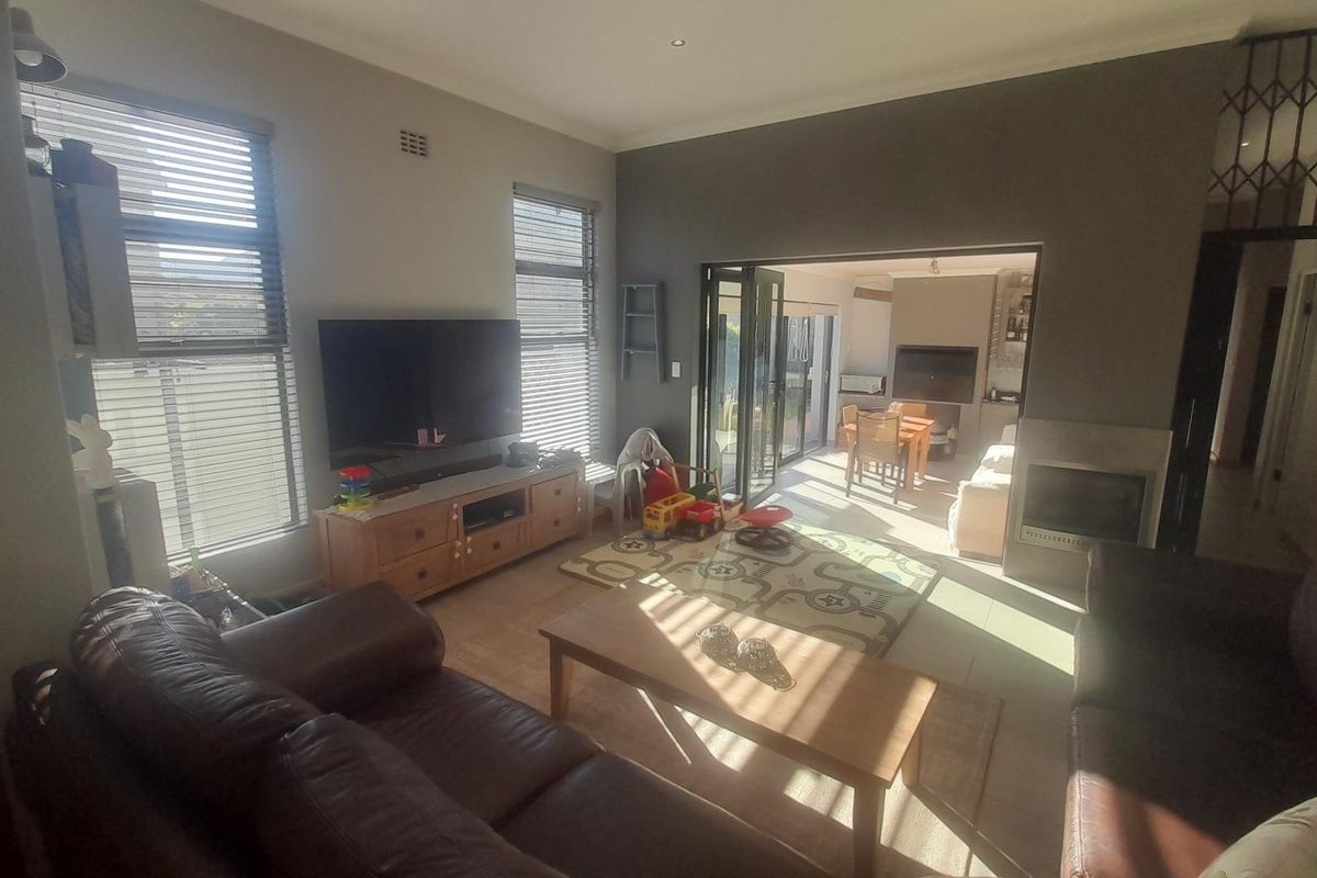 Entertain in Style: Open-Plan Living & Dedicated Braai Room - Photo 4