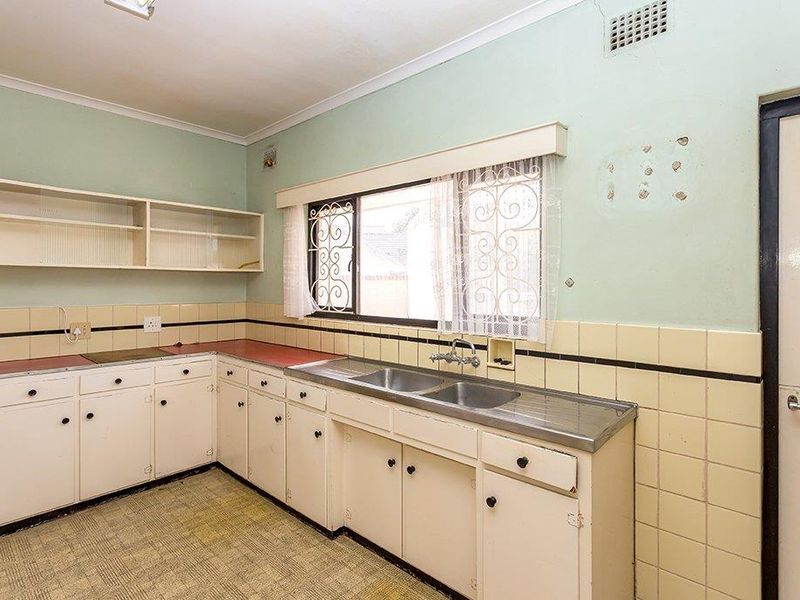 Three-Bedroom Family Home with Additional Accommodation and Garage On A Corner Plot - Photo 8