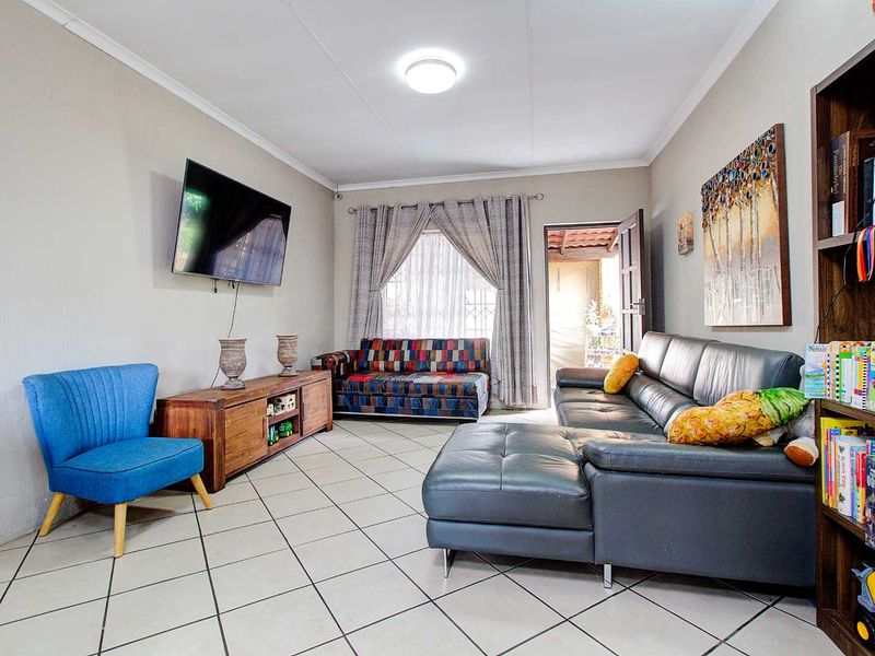 Modern Elegance Meets Comfort - Photo 7