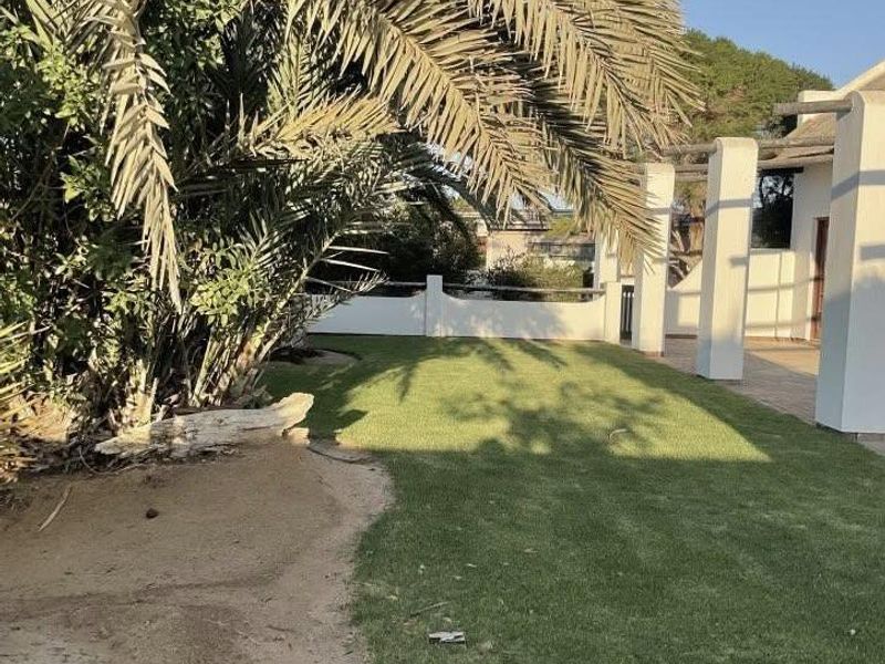 A fully furnished holiday retreat with charm – this spacious double-storey thatch-roof home offers comfort, style, and the perfect coastal lifestyl - Photo 2