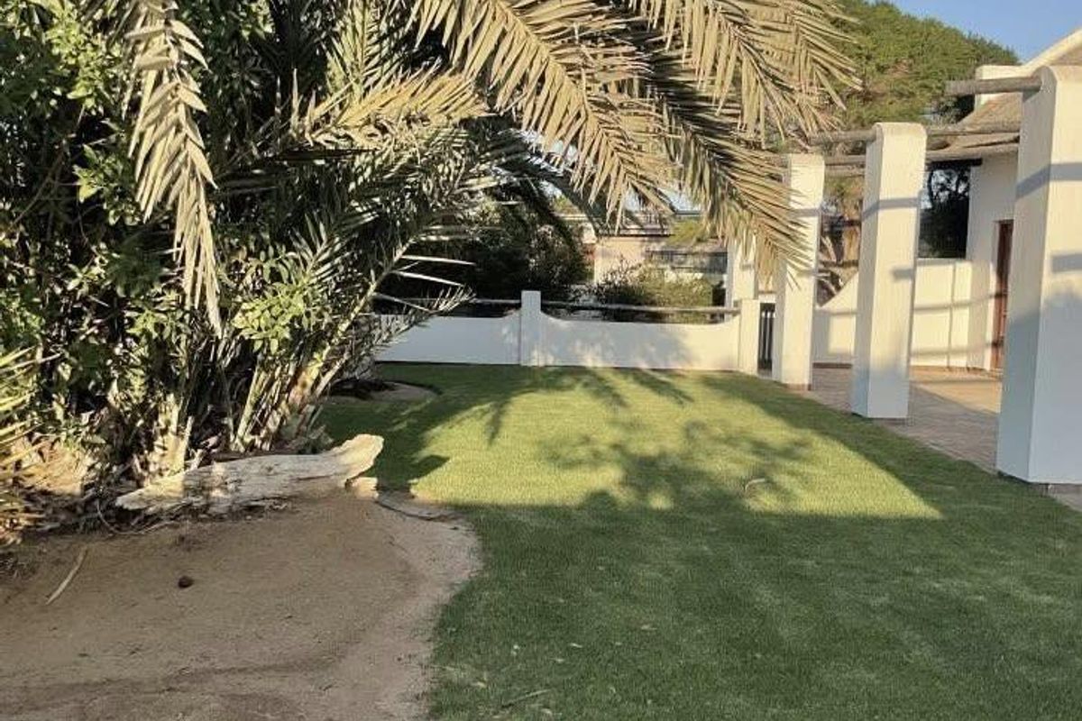 A fully furnished holiday retreat with charm – this spacious double-storey thatch-roof home offers comfort, style, and the perfect coastal lifestyl - Photo 2