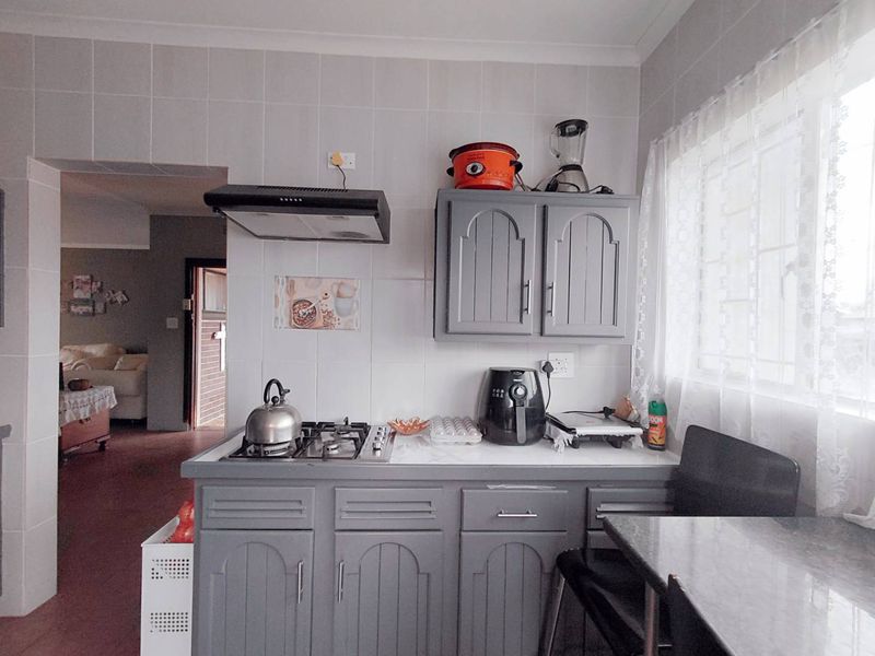 Family Home, Secure Living & Income Potential: - Photo 10