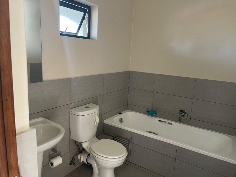 Luxurious 2 bedroom and 2 bathroom in Jackal Creek Golf Estate - Photo 8