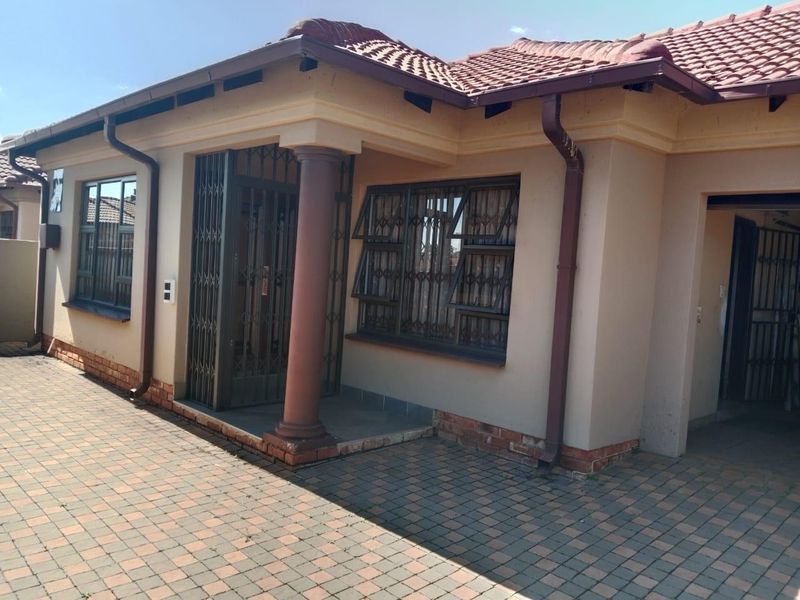 Beautiful and modern home - Photo 4