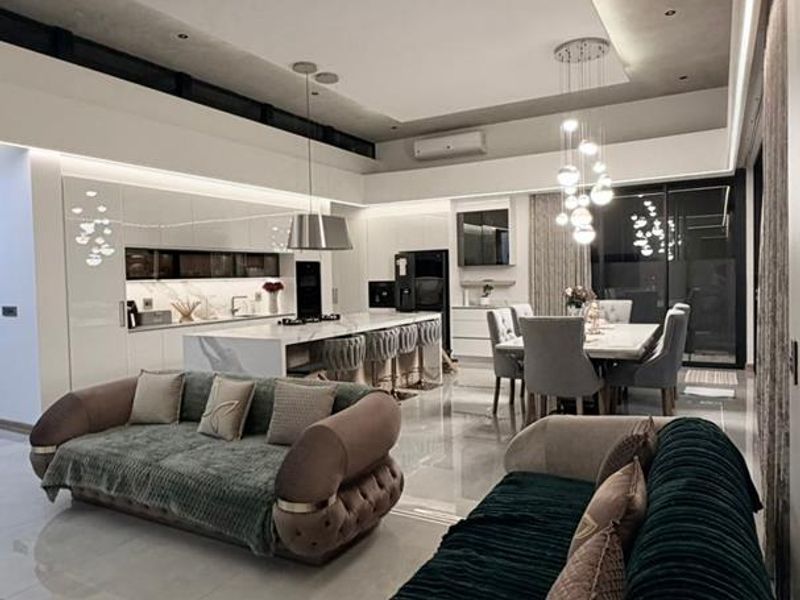 Luxury Coastal Living in Prestigious Gold Coast Estate - Photo 2