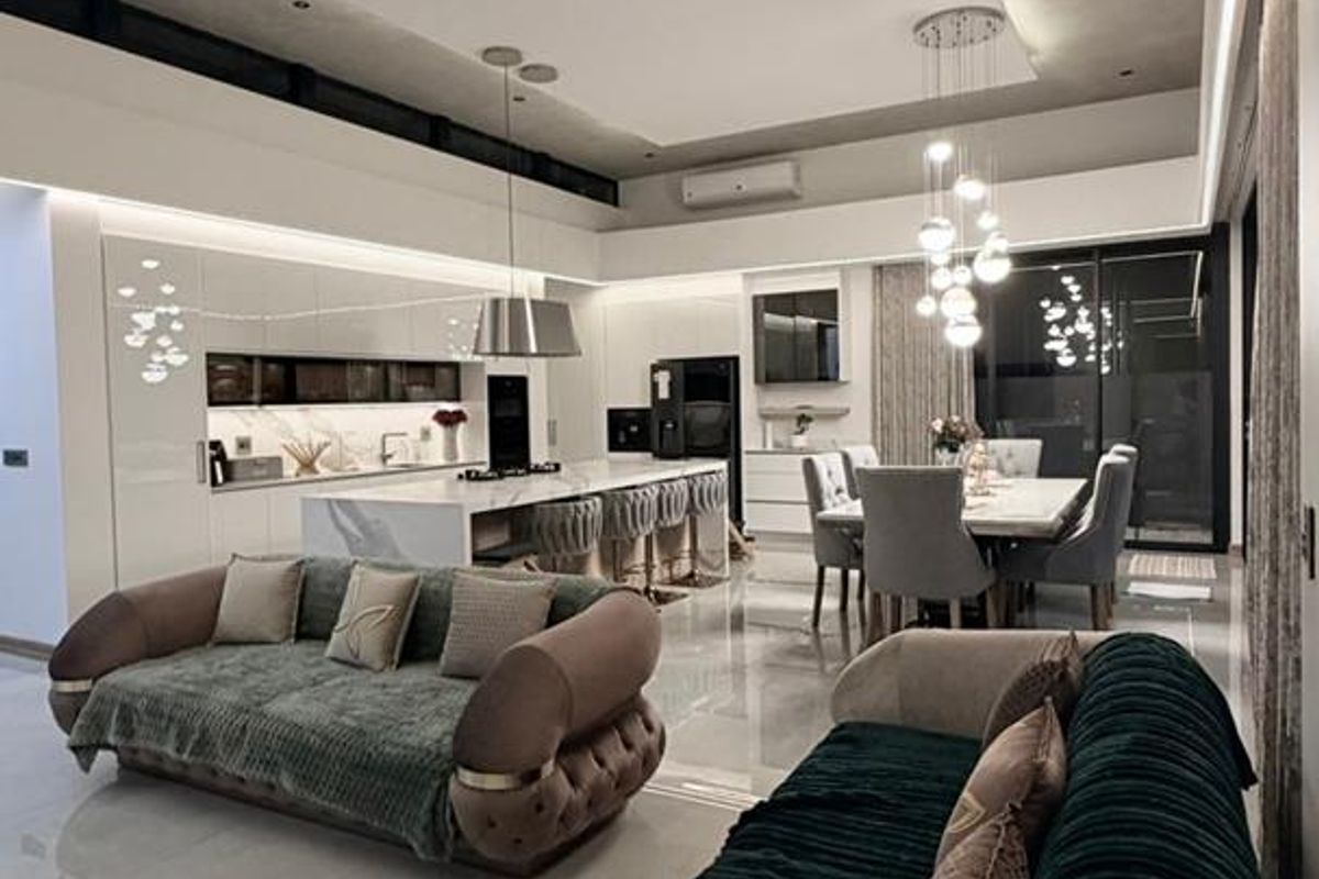 Luxury Coastal Living in Prestigious Gold Coast Estate - Photo 2