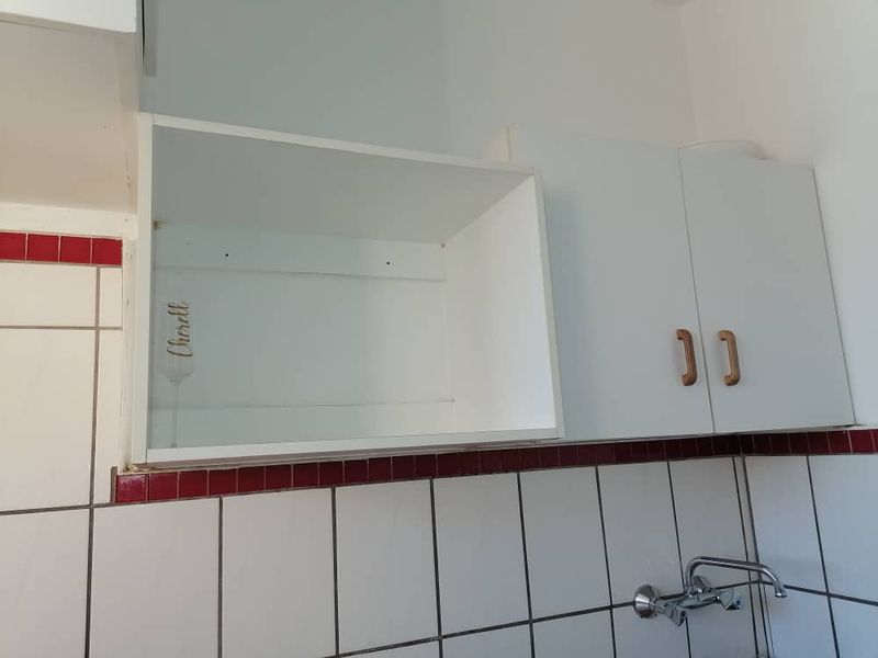 URGENT SALE! 2 BED / 1 BATH FLAT IN CENTRAL WINDHOEK - Photo 6