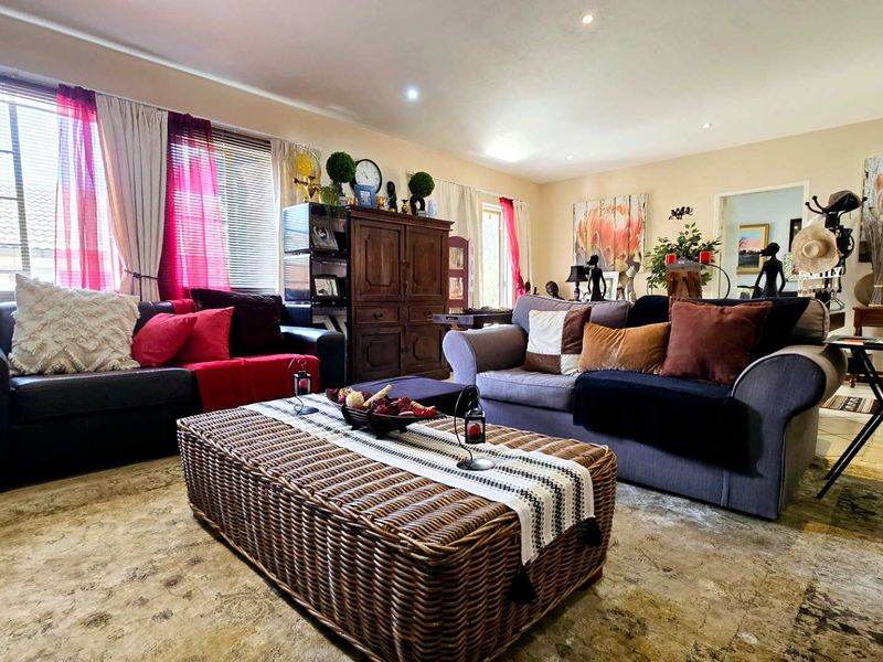 MODERN 4 BEDROOM TOWNHOUSE IN MOOIKLOOF RIDGE - Photo 3