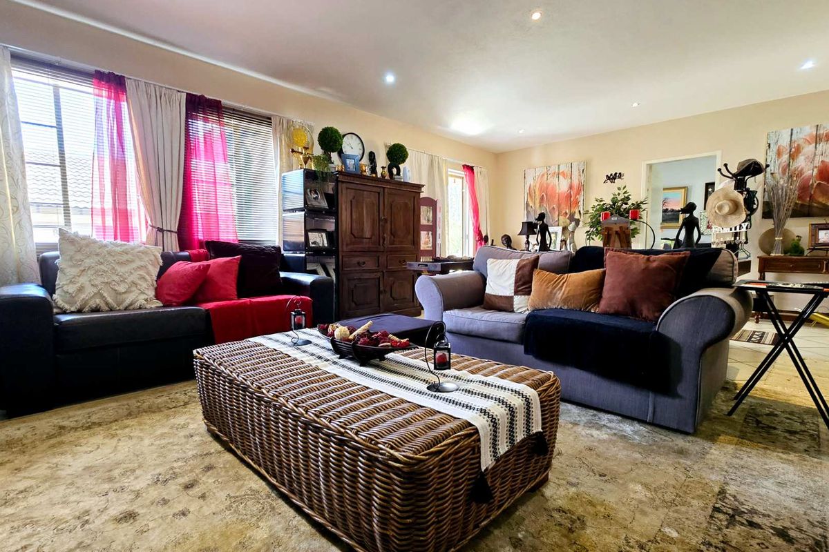 MODERN 4 BEDROOM TOWNHOUSE IN MOOIKLOOF RIDGE - Photo 3