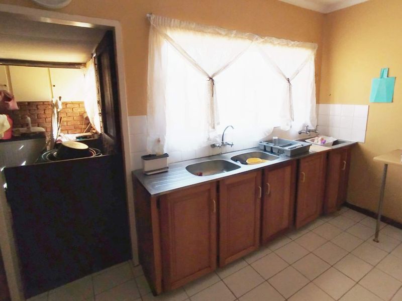 SPACIOUS 4 BEDROOM HOUSE FOR SALE IN DOORPOORT - Photo 6