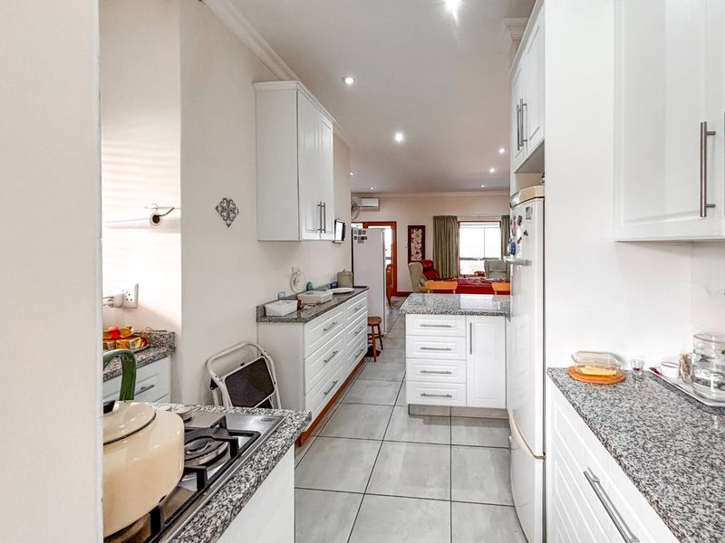 2 Bedroom Top-Floor Apartment for Sale in Howick - Photo 9
