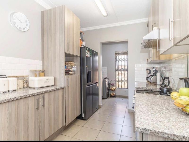 Modern 4-Bedroom Townhouse To Rent in Prime Midrand - Photo 6