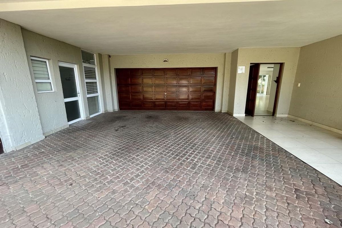 Hendra - Executive Luxury Rental in Exclusive La Lucia Estate - Photo 4