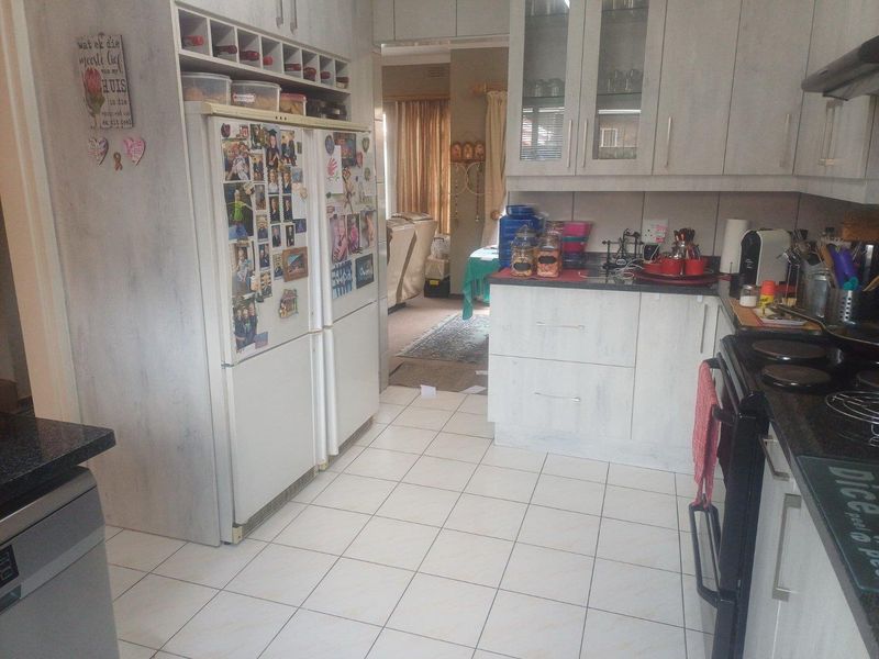 Extremely Neat Duplex Townhouse with Private Garden - Photo 7