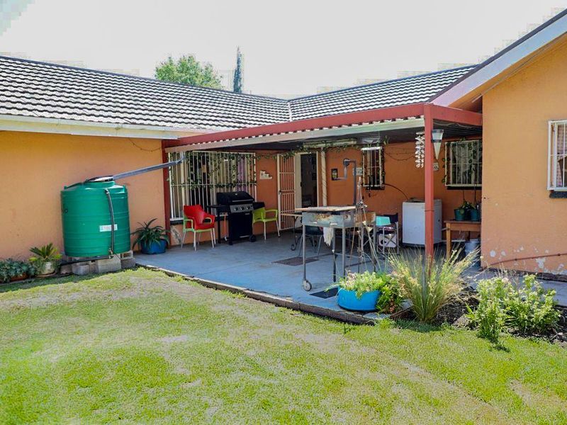 Spacious 4-Bedroom Family Home on a Large 2,250m2 Stand - Photo 2