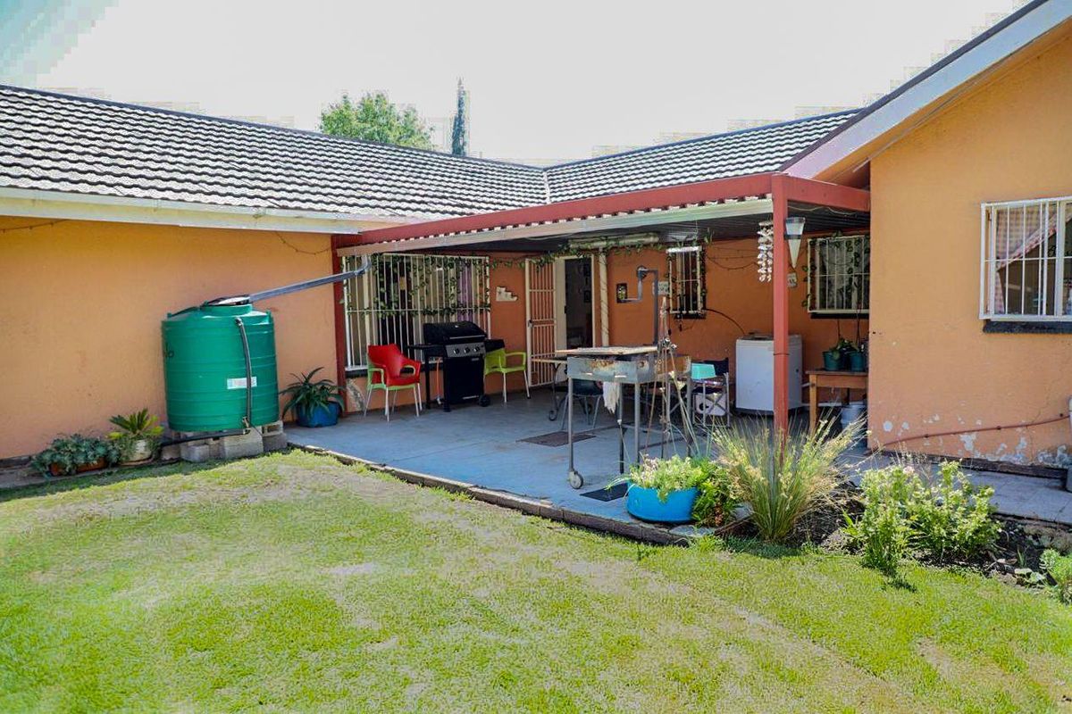 Spacious 4-Bedroom Family Home on a Large 2,250m2 Stand - Photo 2